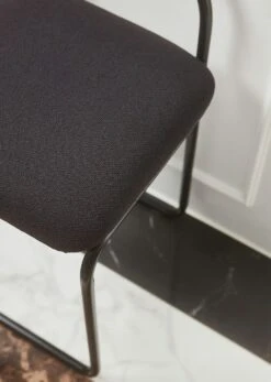 AYTM Angui Stuhl, Anthrazit -Heimdekoration Rabatt aytm angui chair anthracite boucle l37xw39xh68 5