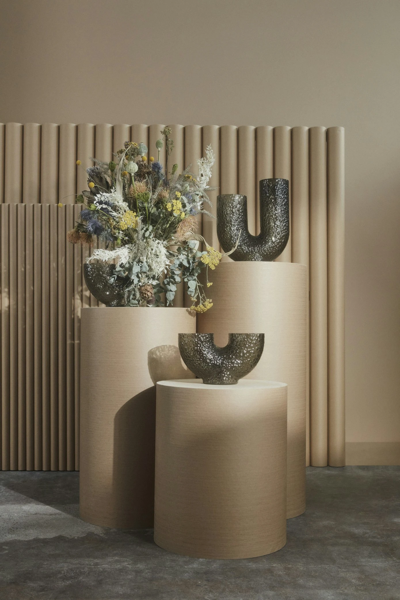 AYTM Arura Vase Schwarz, Hoch 7 AYTM Arura Vase Schwarz, Hoch – Bild 5