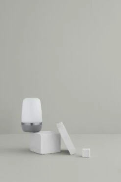 Blomus SPIRIT Outdoor LED-Lampe, Large/ Platinum Gray -Heimdekoration Rabatt blomus spirit outdoor led lampe large 2