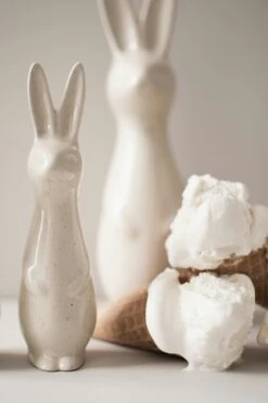 DBKD Swedish Rabbit Dekoration 17 Cm, Vanille -Heimdekoration Rabatt dbkd swedish rabbit vanilla 3