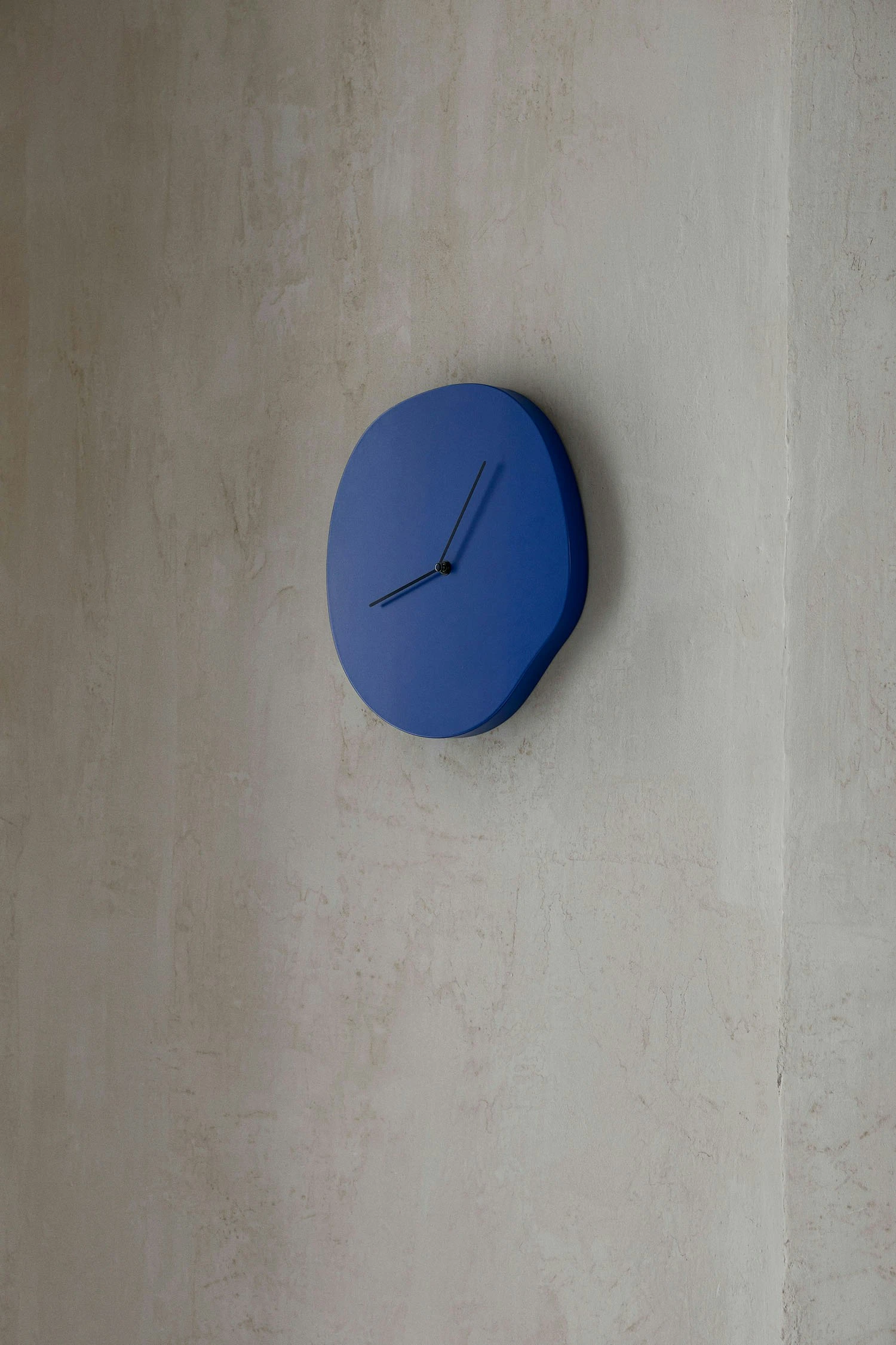 Ferm LIVING Melt Wanduhr, Blau 4 Ferm LIVING Melt Wanduhr, Blau – Bild 2
