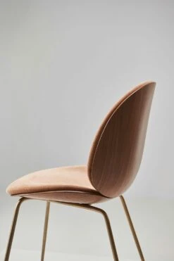 Gubi Beetle 3D Veneer Stuhl Walnussfarben/Messing, Belsuede Sp Fr 133 12 Gubi Beetle 3D Veneer Stuhl Walnussfarben/Messing, Belsuede Sp Fr 133 -Heimdekoration Rabatt gubi beetle dining chair antbrass belsuede sp fr 132 4