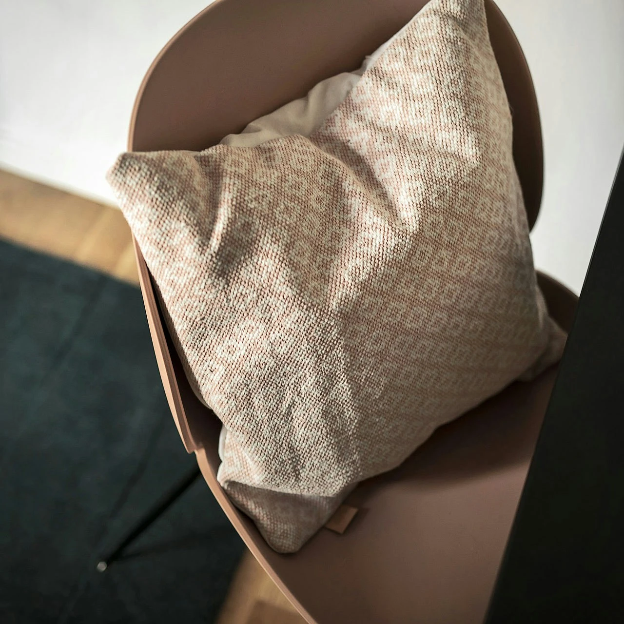 Gubi Beetle Dining Chair Unupholstered, Conic Base Black Chromed, Pebble Brown 4 Gubi Beetle Dining Chair Unupholstered, Conic Base Black Chromed, Pebble Brown – Bild 2