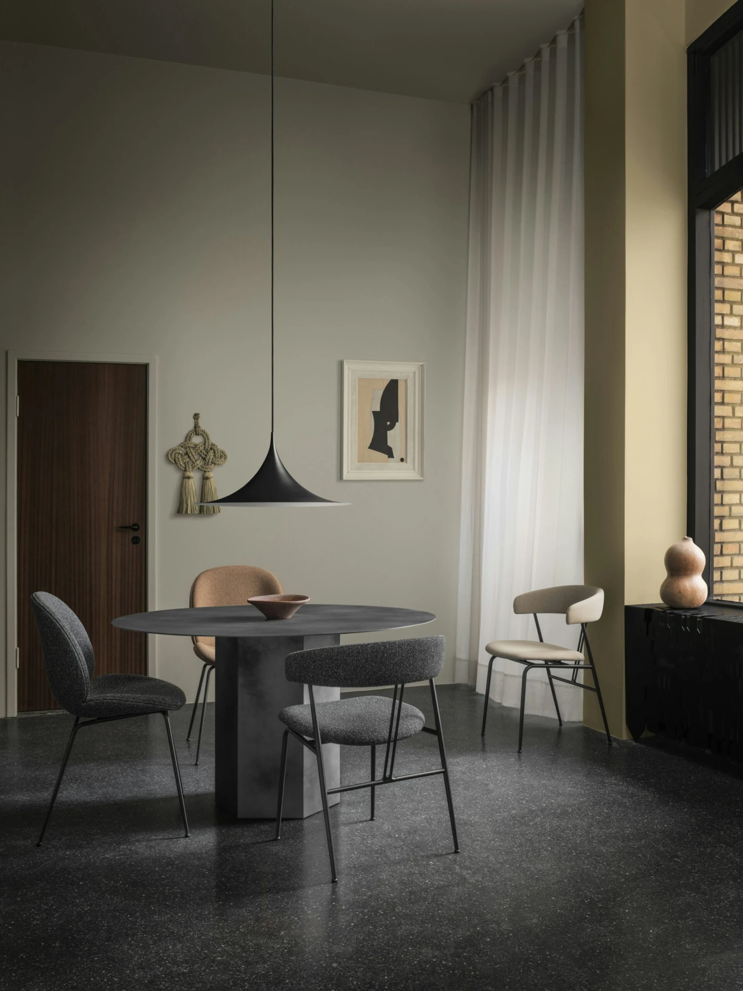 Gubi Violin Esszimmerstuhl Gepolstert, Remix 3 233 4 Gubi Violin Esszimmerstuhl Gepolstert, Remix 3 233 – Bild 2