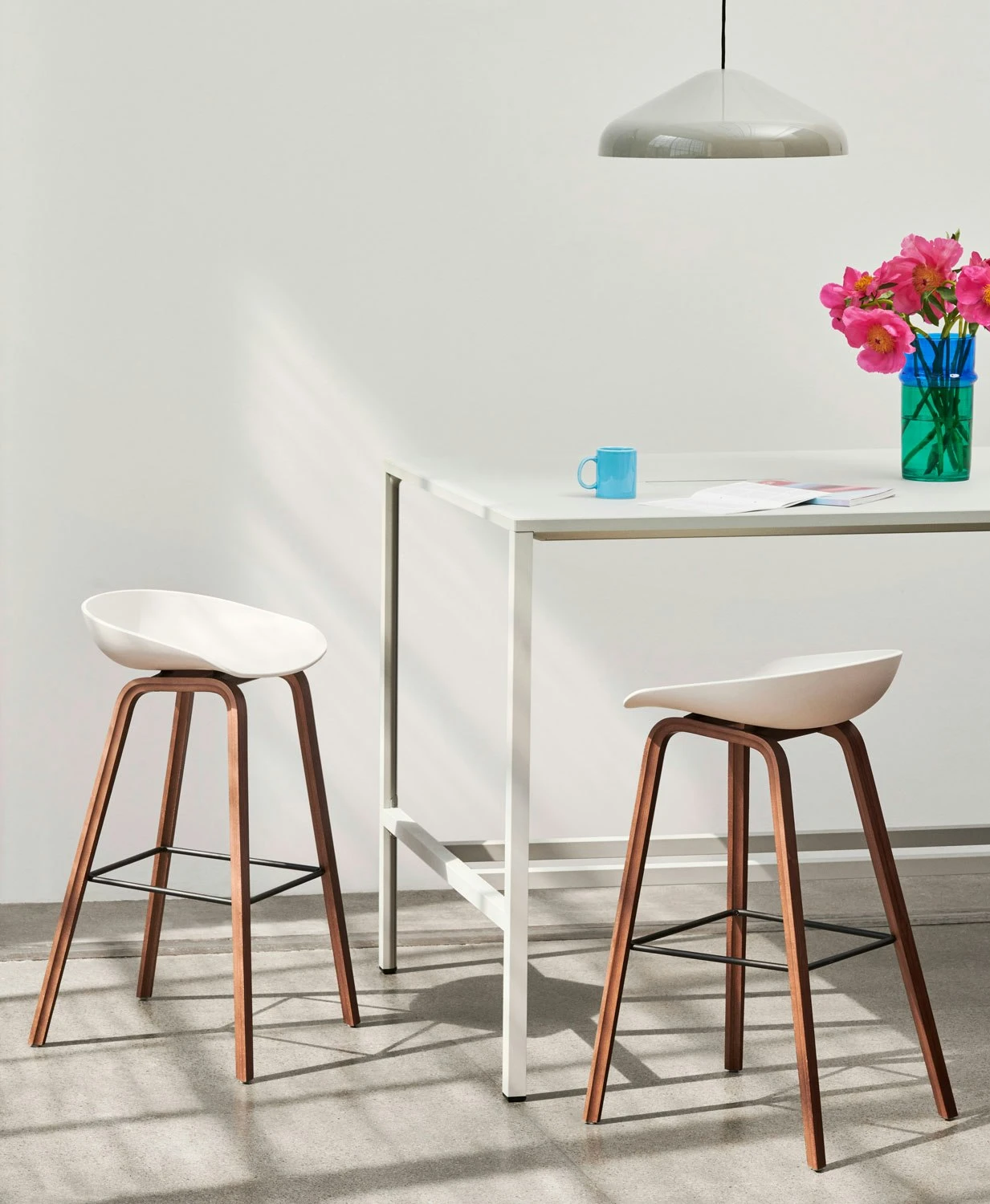 Hay AAS 32 Barhocker Hoch, Mit Lack Auf Wasserbasis Lackiert Walnussholz / Weiß 4 Hay AAS 32 Barhocker Hoch, Mit Lack Auf Wasserbasis Lackiert Walnussholz / Weiß – Bild 2