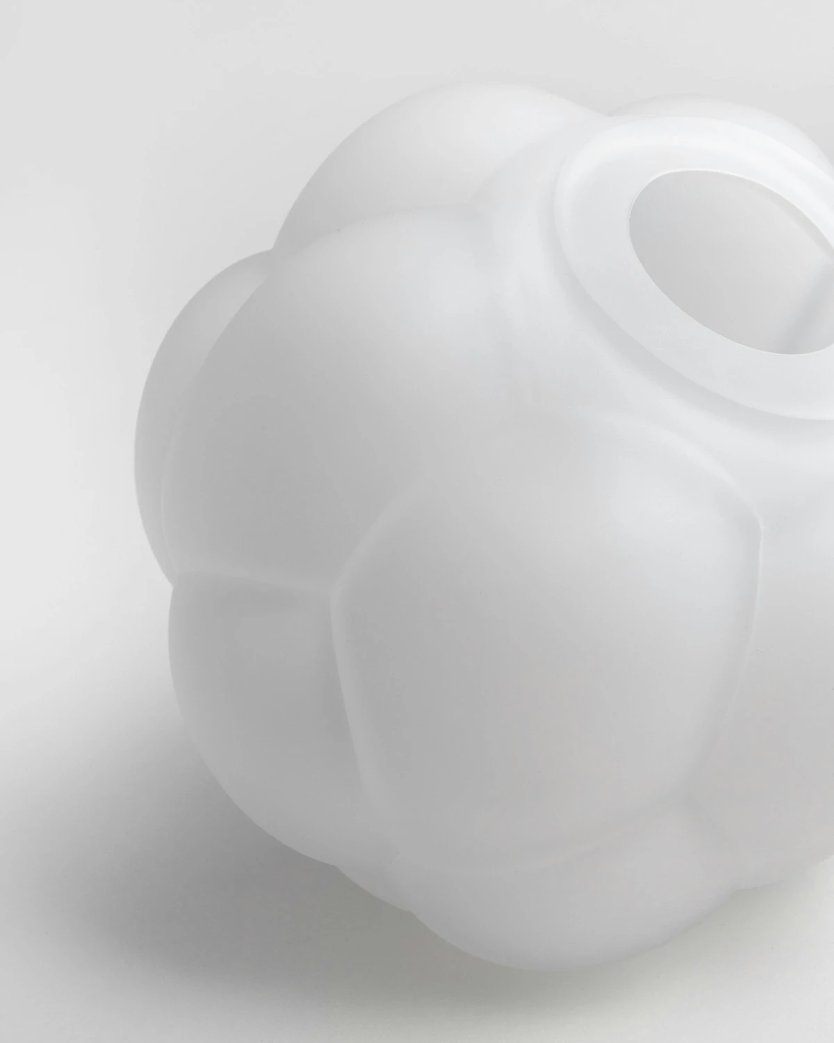 Kosta Boda Eeå Berry Tales Glasdekoration – 2021, Mattiert Weiß 4 Kosta Boda Eeå Berry Tales Glasdekoration – 2021, Mattiert Weiß – Bild 2