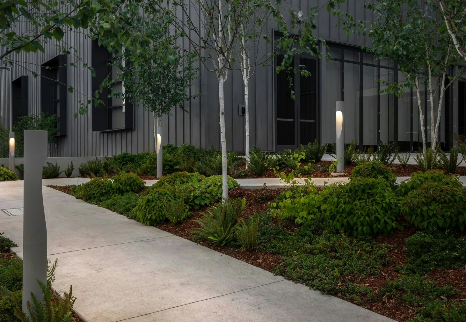 Louis Poulsen Flindt Garden Pollerleuchte Lang Aluminium Anker Ohne Adapter, 2700K 4 Louis Poulsen Flindt Garden Pollerleuchte Lang Aluminium Anker Ohne Adapter, 2700K – Bild 2