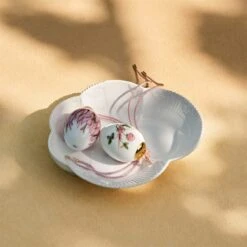 Royal Copenhagen Spring Collection 2023 Osterei, Red Clover Buds -Heimdekoration Rabatt royal copenhagen spring coll 2023 eggs red clover buds 2