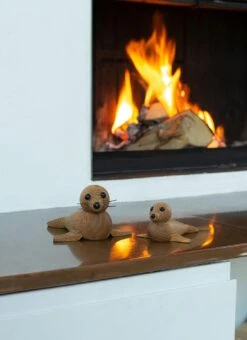 Spring Copenhagen Mamma Säl Holzfigur 19 Cm -Heimdekoration Rabatt spring copenhagen mamma sal dekoration 186 cm ek 12