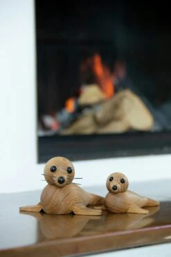 Spring Copenhagen Mamma Säl Holzfigur 19 Cm -Heimdekoration Rabatt spring copenhagen mamma sal dekoration 186 cm ek 13