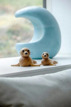 Spring Copenhagen Mamma Säl Holzfigur 19 Cm -Heimdekoration Rabatt spring copenhagen mamma sal dekoration 186 cm ek 14