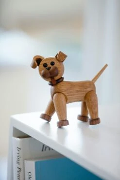 Spring Copenhagen Woody Puppy Holzfigur 13,5 Cm -Heimdekoration Rabatt spring copenhagen woody valp dekoration 10 cm ek 12